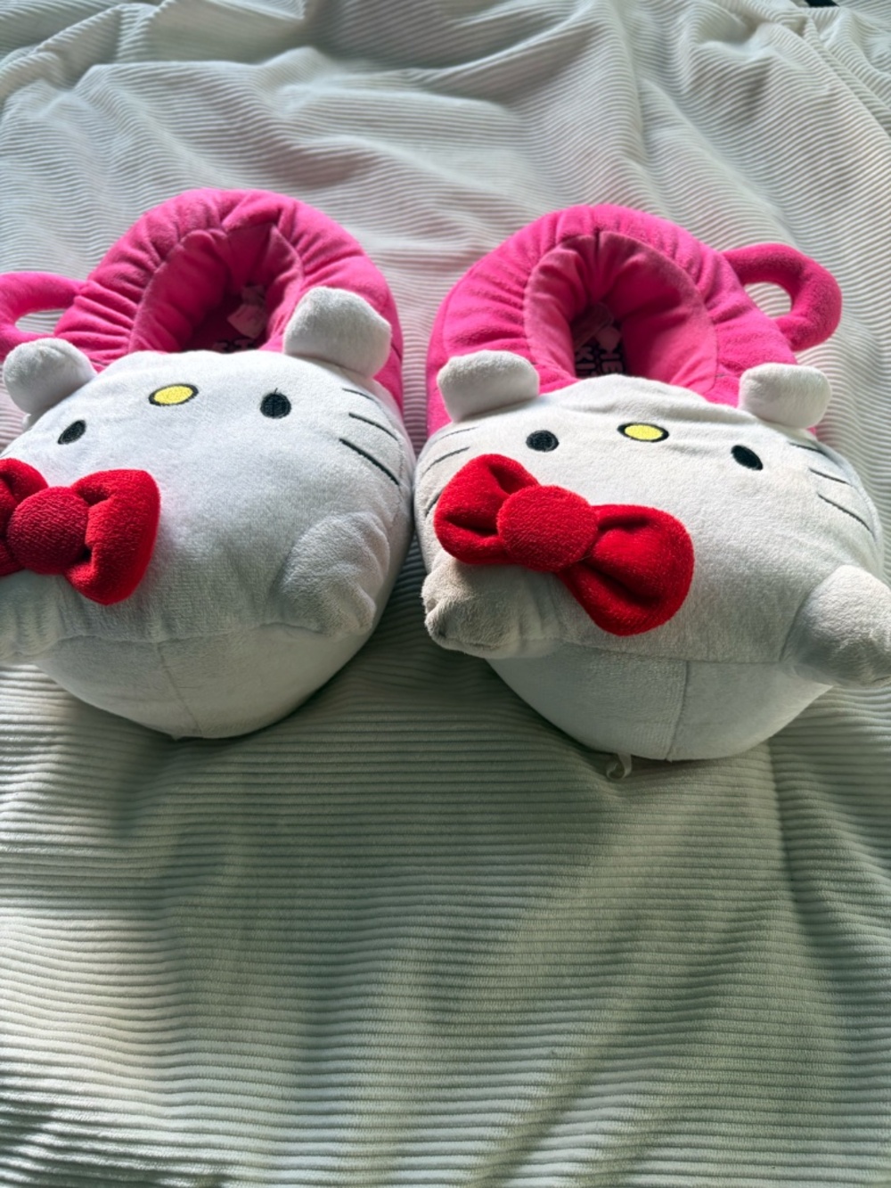 Hello Kitty Slippers - Picture 2 of 3